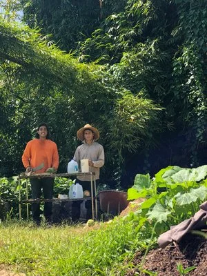 Ocatavio y Jose preparando agua de coco