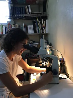 Alejandra, estudiante de biologia haciendo su práctica en Plenitud.