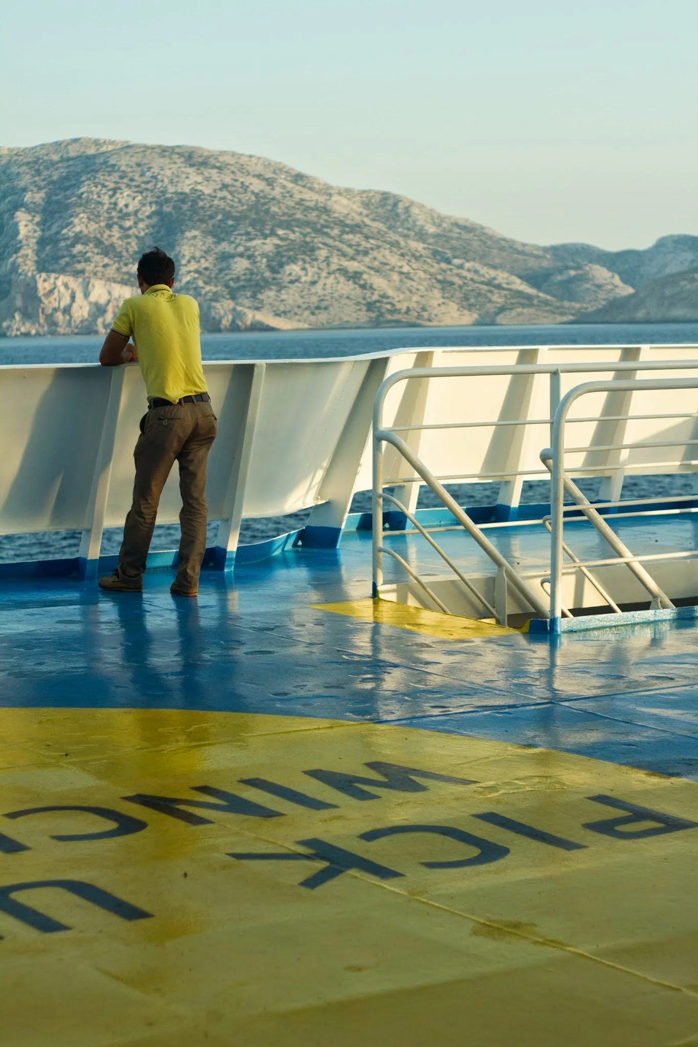 YELLOW_ON_BLUE.jpg