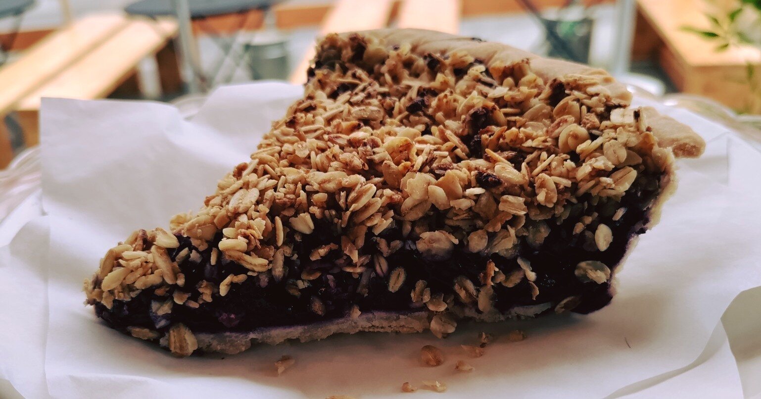 Housmade Organic blueberry crumble PIE  lightly sweetened with dried coconut sap.vegan and gluten-free! Earn discounts at our self-ordering kiosks or skip the line Order online www.purekitchenandjuicery.com or delivery @vashoneats #TreatYourself #Veg