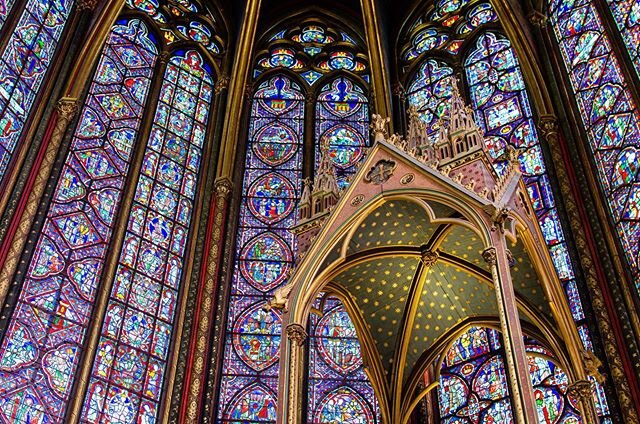 🇫🇷 Lesser know that its neighbor Notre-Dame de Paris, Saints-Chapelle is not to be missed! It has one of the most extensive 13th century stained glass collection anywhere in the world. 🤩 Seriously WOW!
.
.
.
.
.
#saintechapelleparis #saintechapell