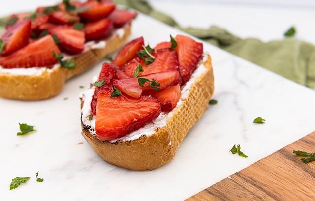 GF/V STRAWBERRIES &amp; CREAM CHEESE TOAST // Now everybody is on the avocado toast train, and admittedly it&rsquo;s one of my favorites as well, but for a colorful, fresh summer alternative we&rsquo;re hopping aboard the strawberry toast train. 🍓A 