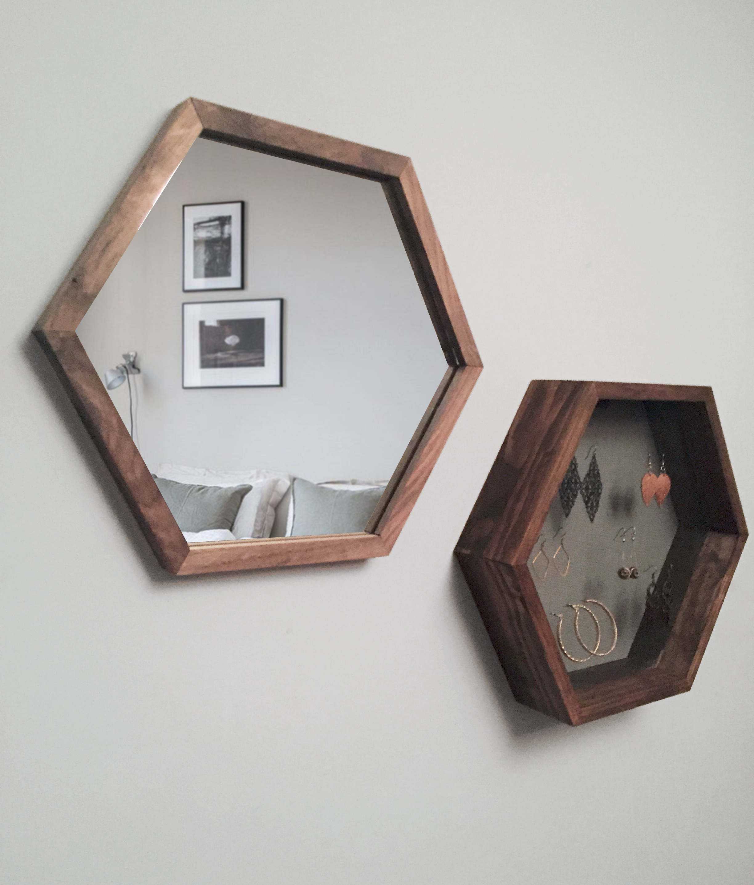 MedMirror_LrgJewelryDisplay1.jpg