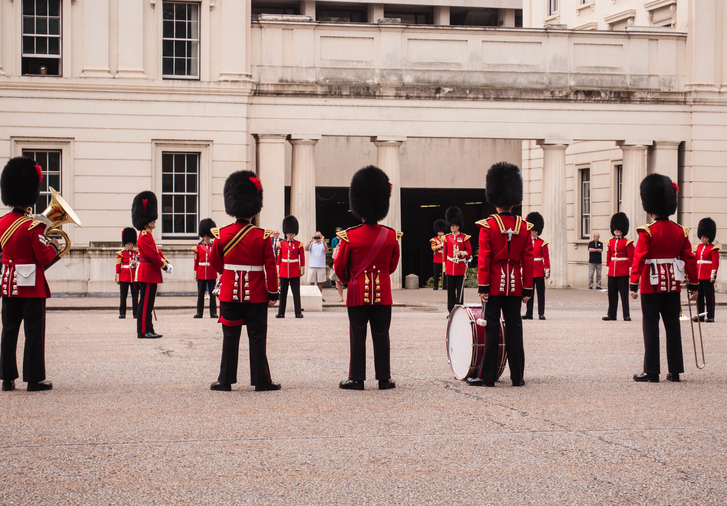 Guard changing in the Buckingham Palace. This landmark can be seeing during a long layover in London (UK)