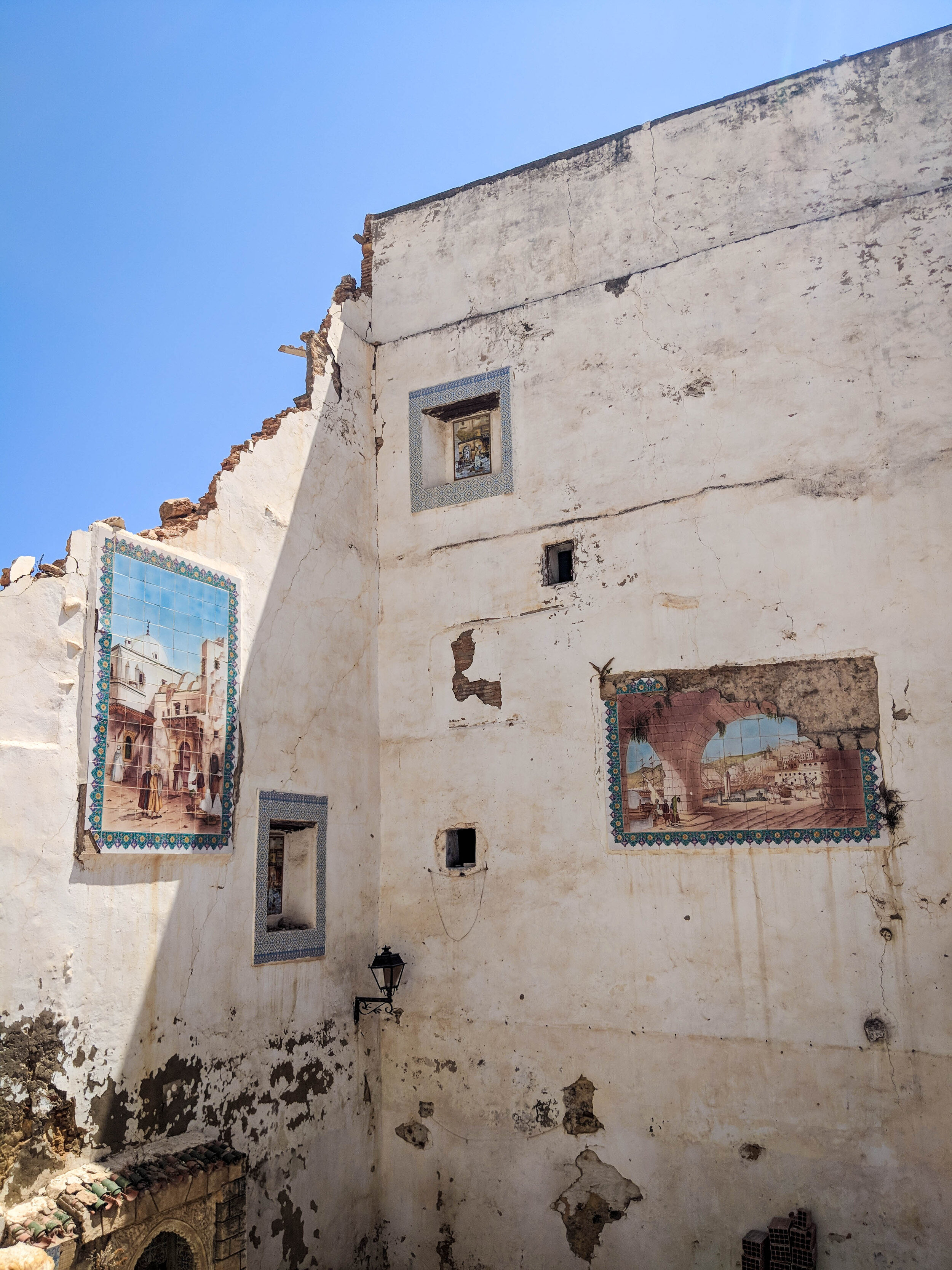 Decaying building in Algiers Casbah