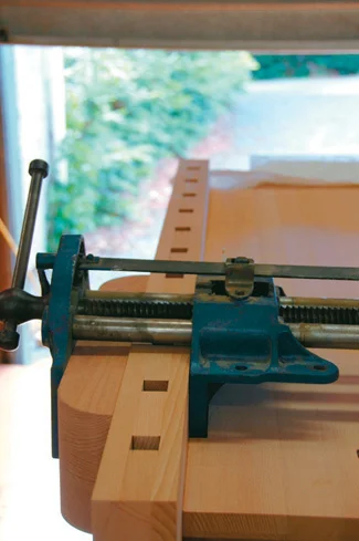 Side vice component cramped