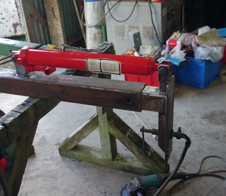 Three-tonne, long-stroke bottle jack provides lifting power