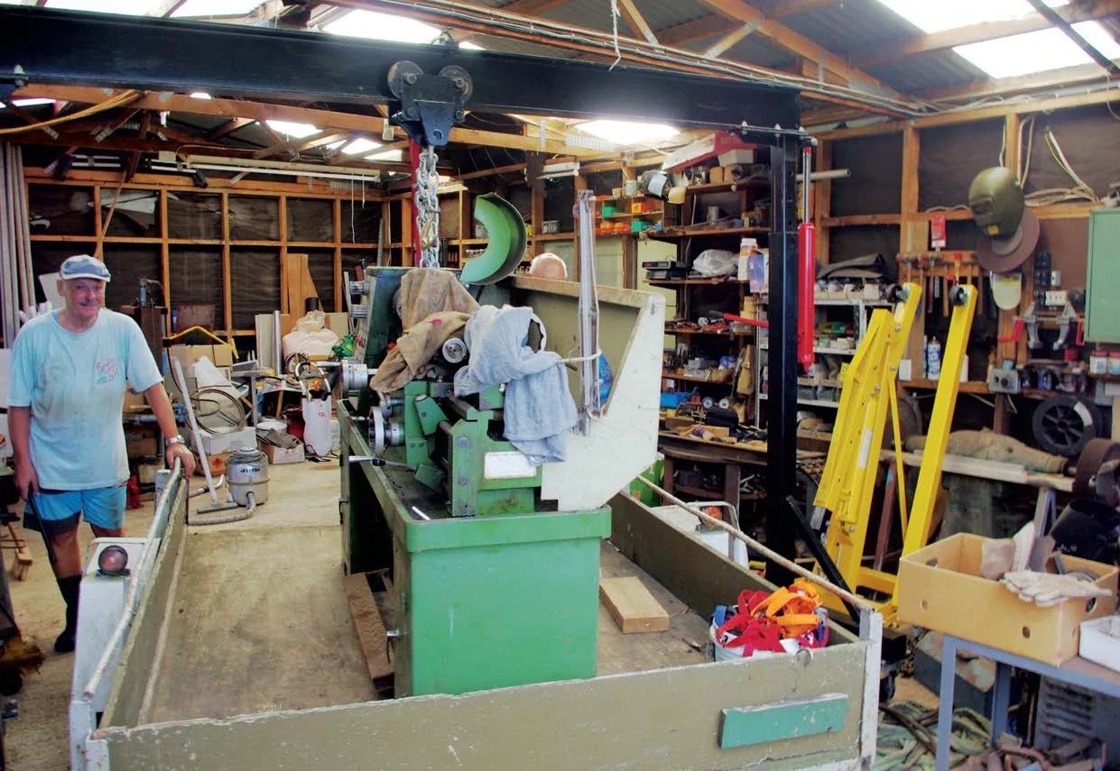 The 750 kg lathe safely in the trailer, thanks to the home-made gantry crane