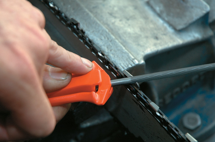 Sharpening the chain. The file handle has angles of30º and 25º for convenience