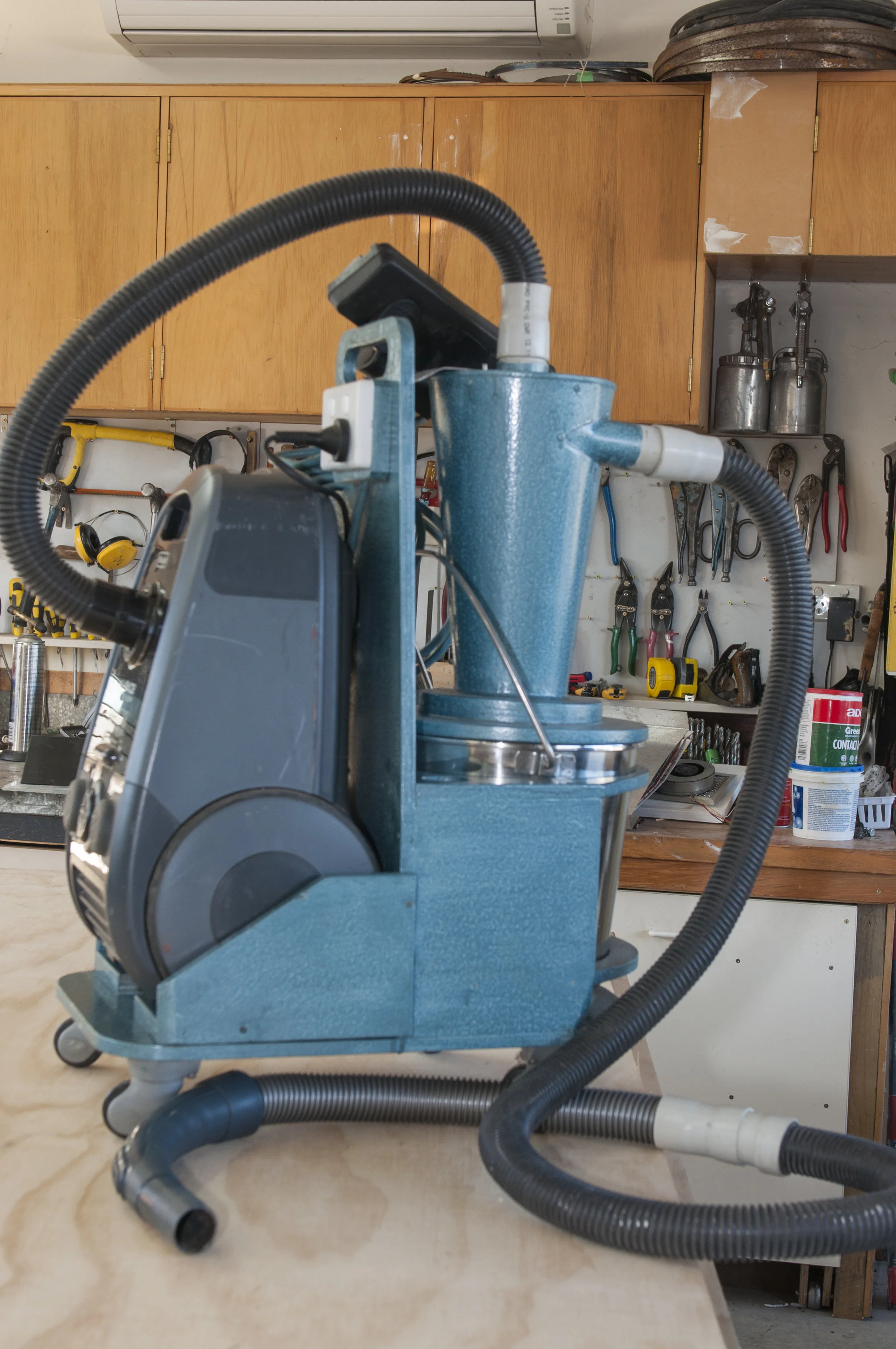 Video of Des Thomson and his workshop dust extractor system