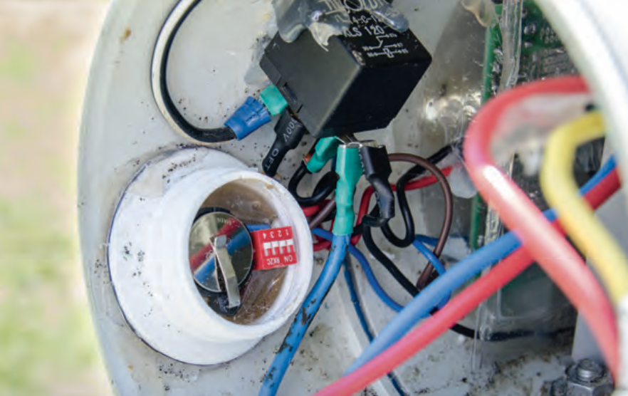 Battery and switch in screw-off lid for easy access. Timer assembly in plastic case in the background.