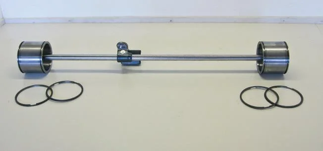 A solid bar connects the two pistons.