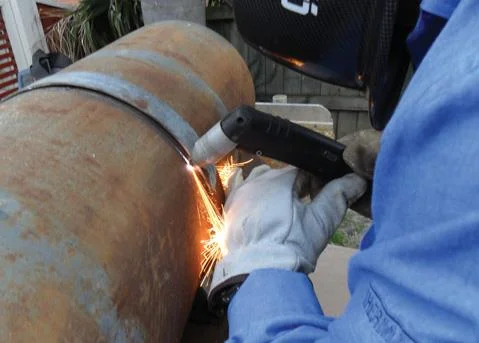 Cylinder bracket is used as cutting guide.
