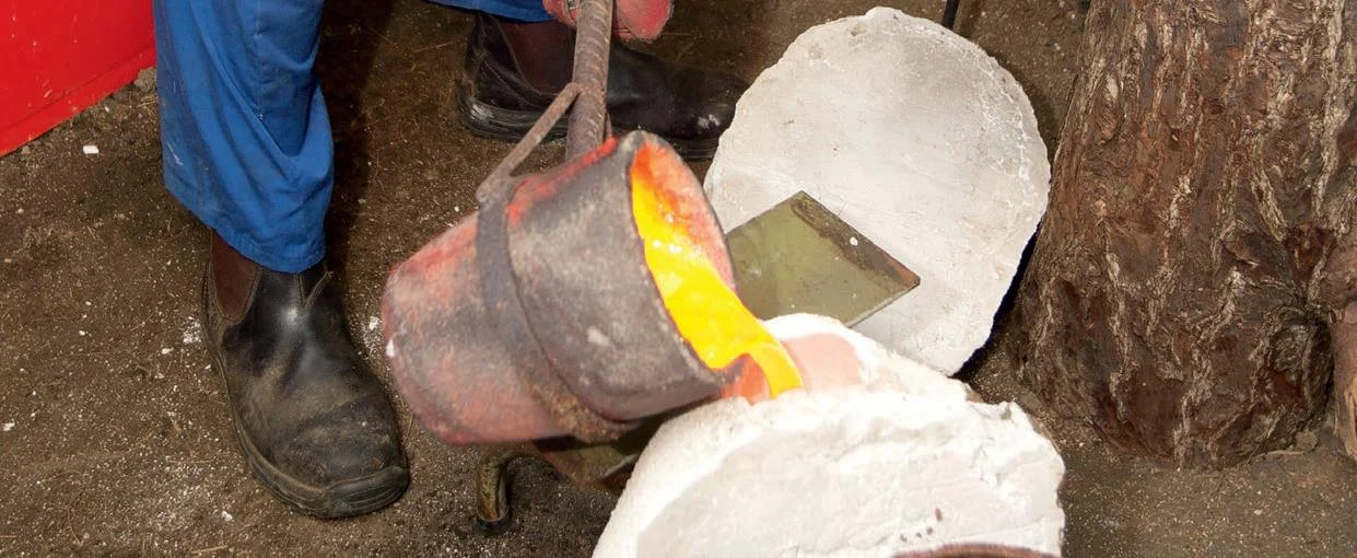 Beginning to pour the liquid bronze…