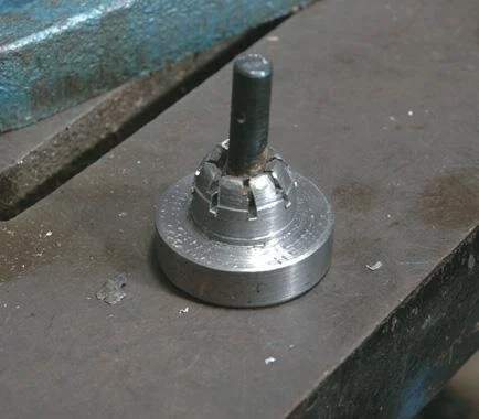 The swivel foot. Note the ﬁngers