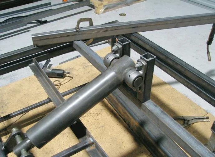 Testing hydraulic cylinder in its mounts. The cylinder should be extended by at least 20 mm and must not be bearing any load when the trailer body is down