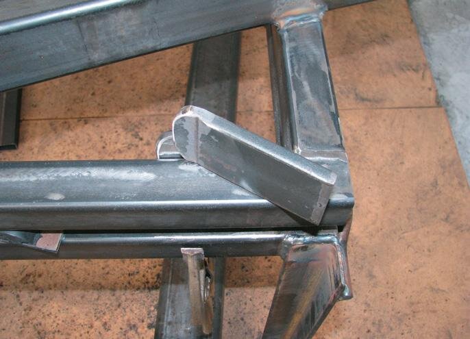 The body guide plates to guide the body onto the sub frame as it lowers