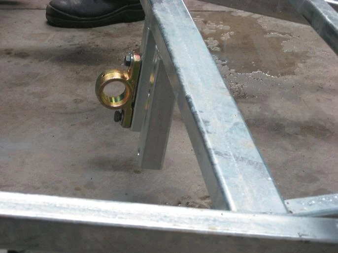 Zinc-passivated ram brackets