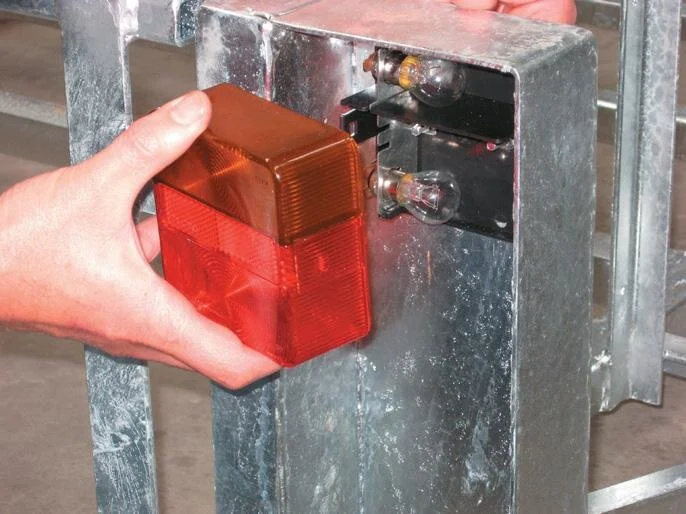 Lights ﬁtted to side, clear of tipping deck