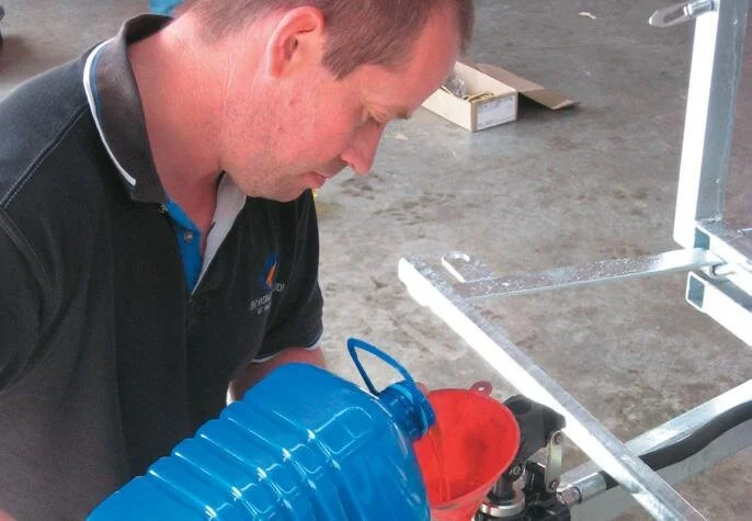 Filling hydraulic tank mounted on sub-frame