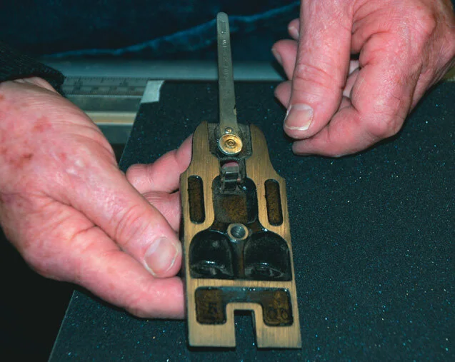 Ensure the blade has a ﬂat surface to sit on