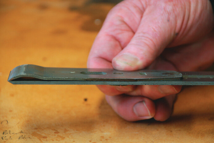 Seat chip breaker about 0.75 mm from blade edge