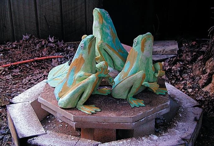 Kiln down almost ready for ﬁring (thermocouple yet to be inserted). Suspending wires are ﬁxed to the rim shackles. Note drum lining overlap at the bottom