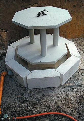 Firebox when new, with interlocked ﬁrebricks and second shelf for ﬁring small work