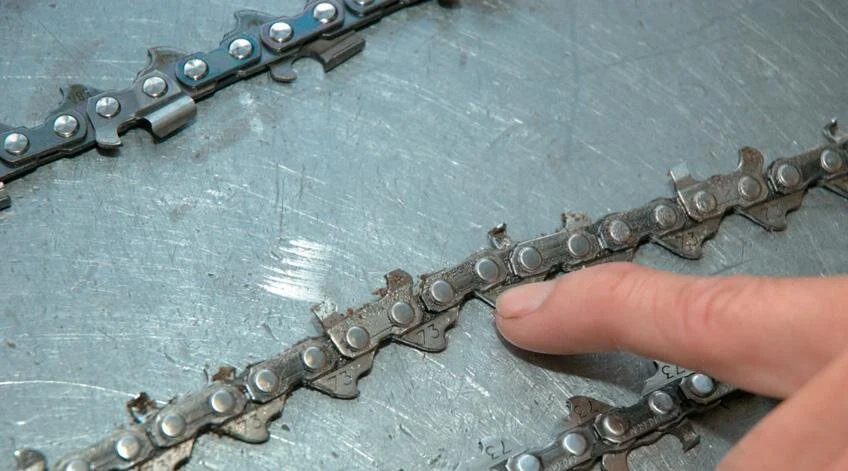 Note the wear in the tie straps compared to the new chain at top