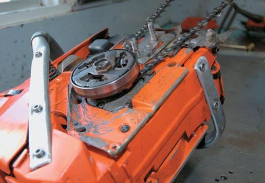 Setting chain in the sprocket.