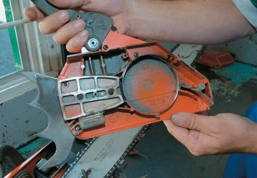 Checking the chain brake