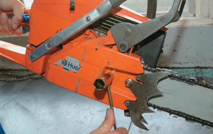 Tightening the bar in place. Note the elevation of the machine to apply upward pressure to the bar