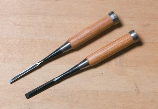 Shinogi-nomi (dovetail chisel)
