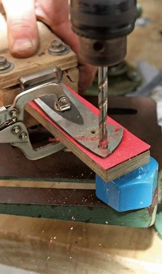 Box on blade holds tapered tang ﬂat for drilling vertical hole