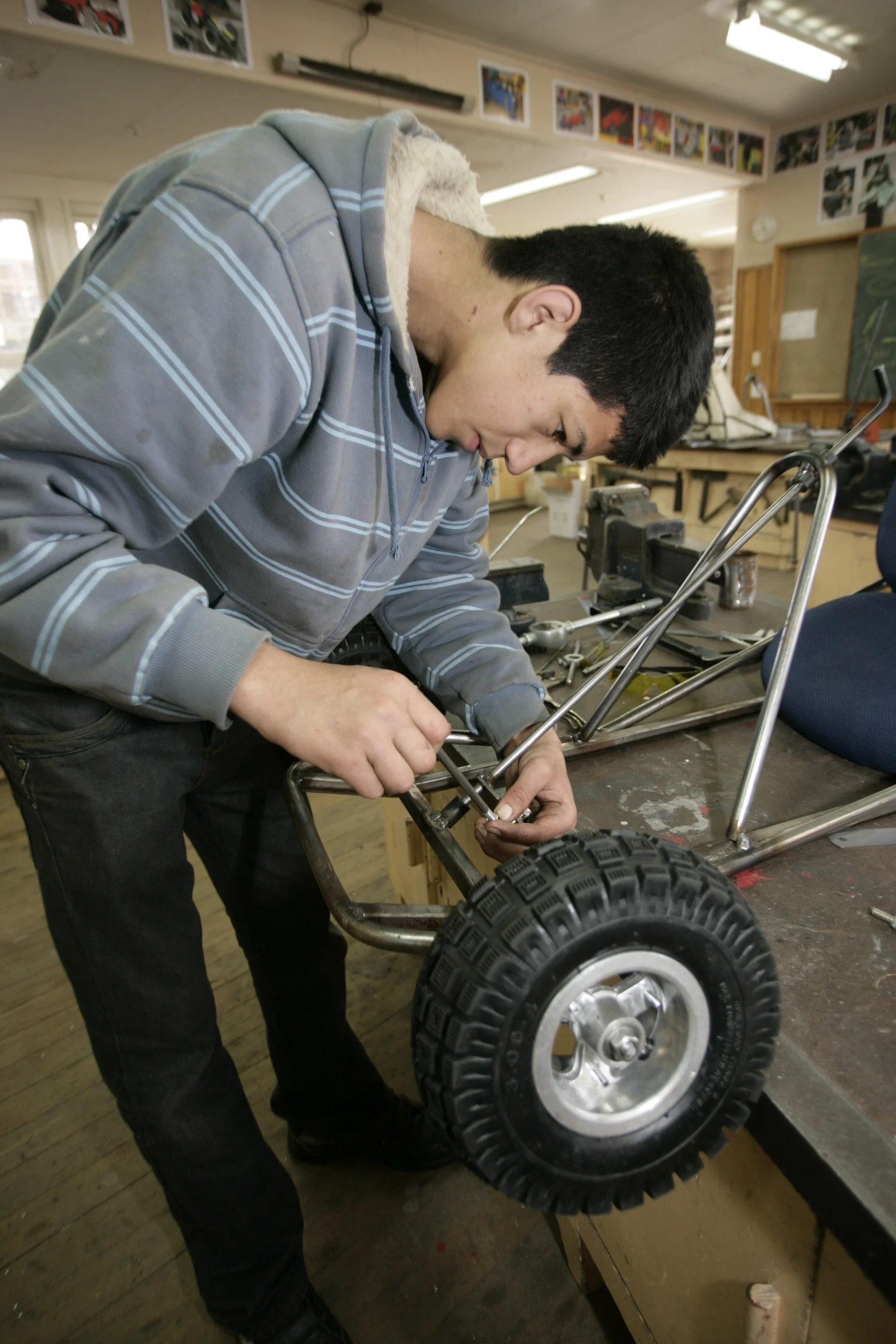 Setting new tie rod in place