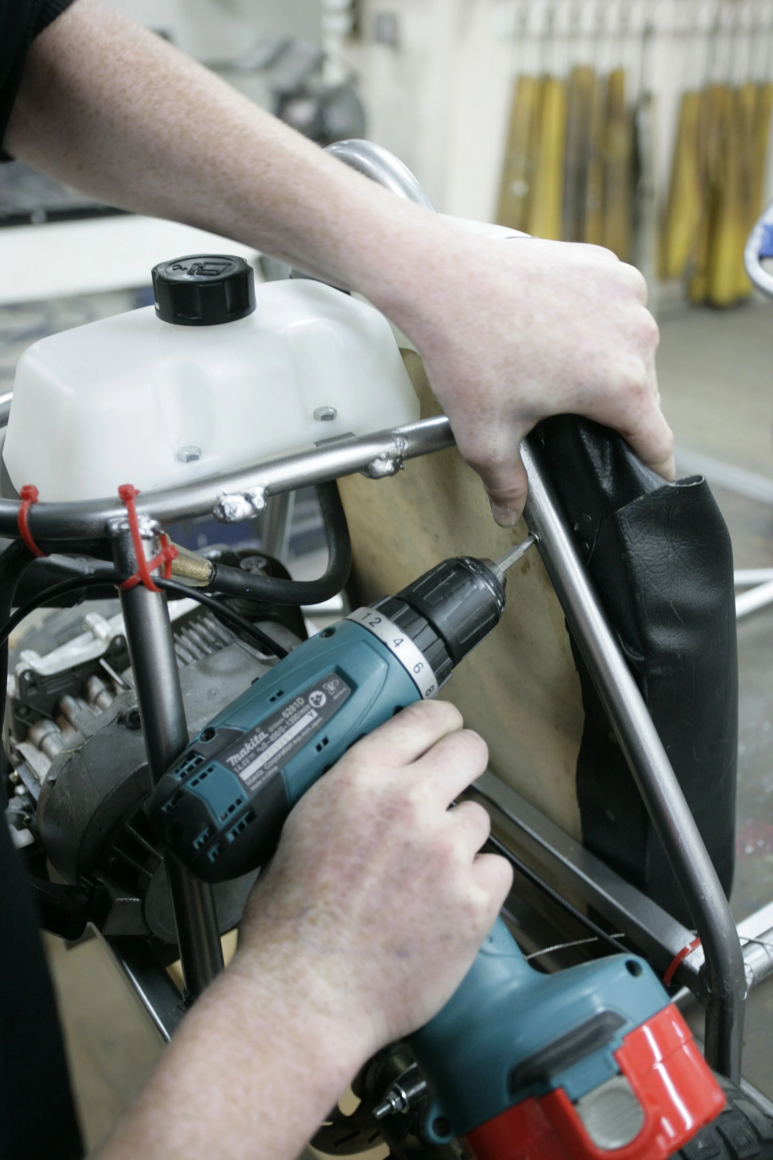 Attaching seat back to roll bar