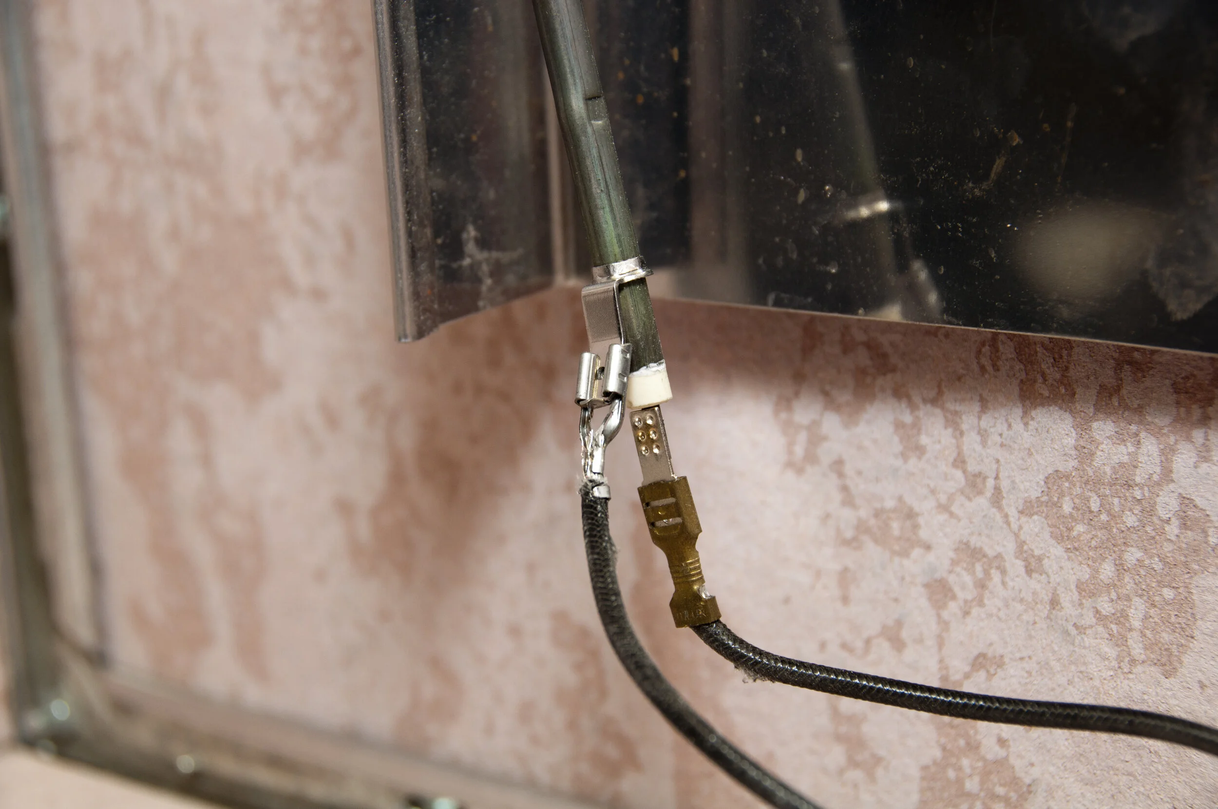 Earth connection and high-temperature wires