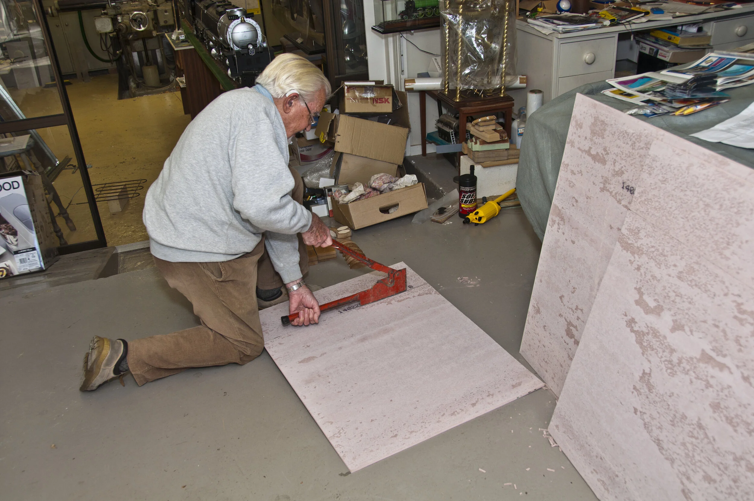Cutting the tile underlay to ﬁt