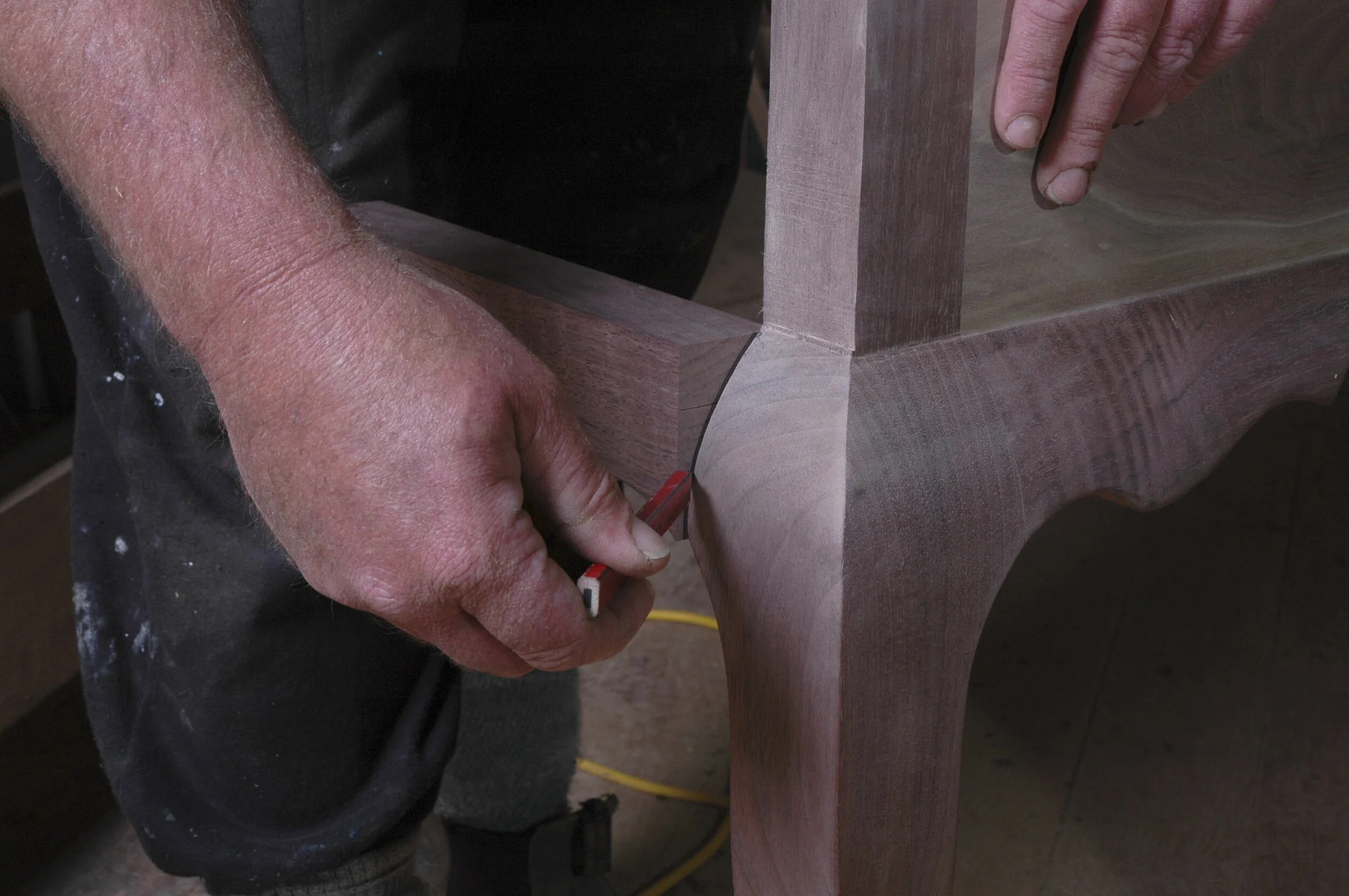 Marking the leg profile on the kneeblock