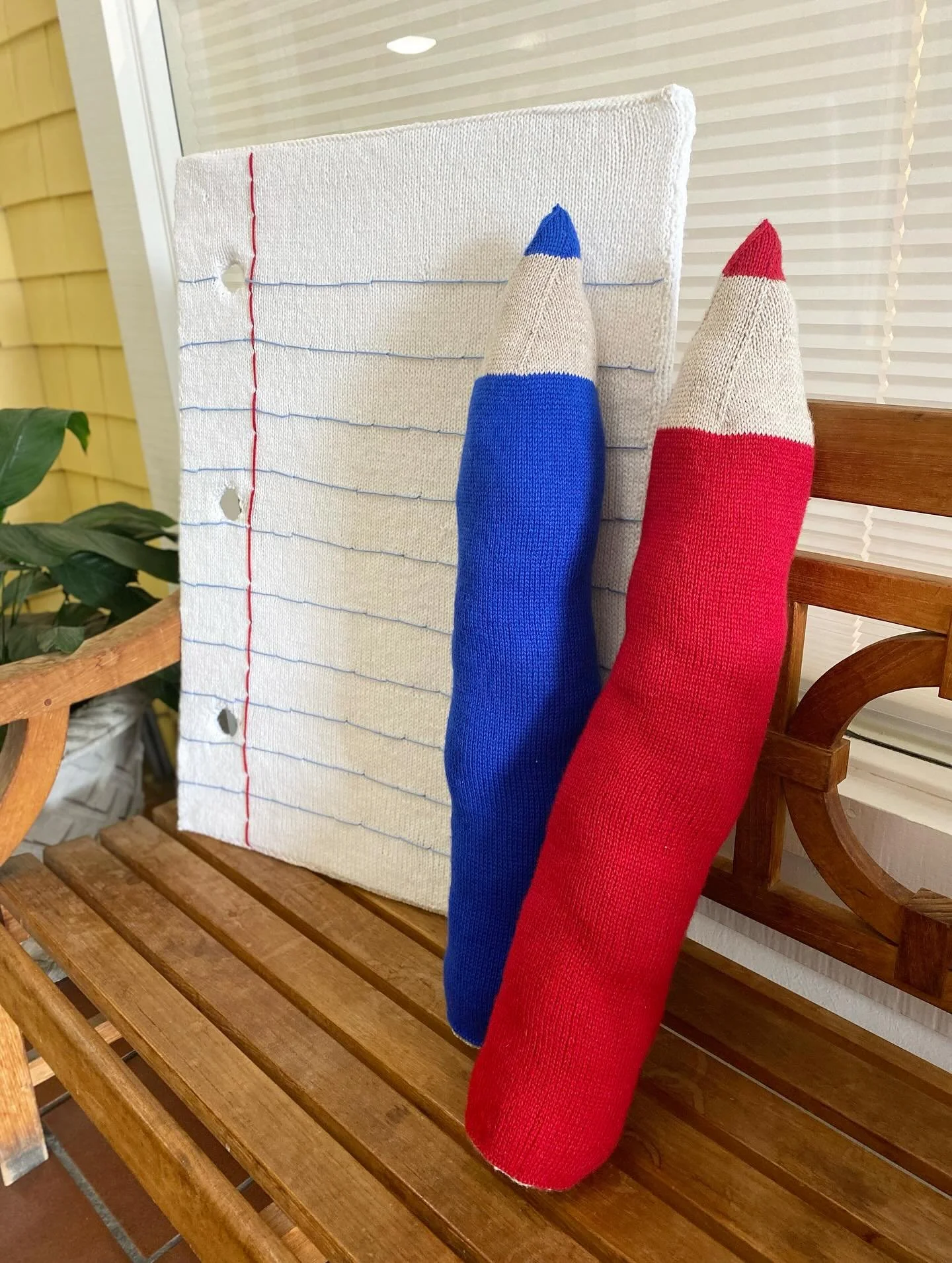u can now knit a giant colored pencil if ur heart so desires (recommended!!!) 

links etc in bio u know how this works ✨
