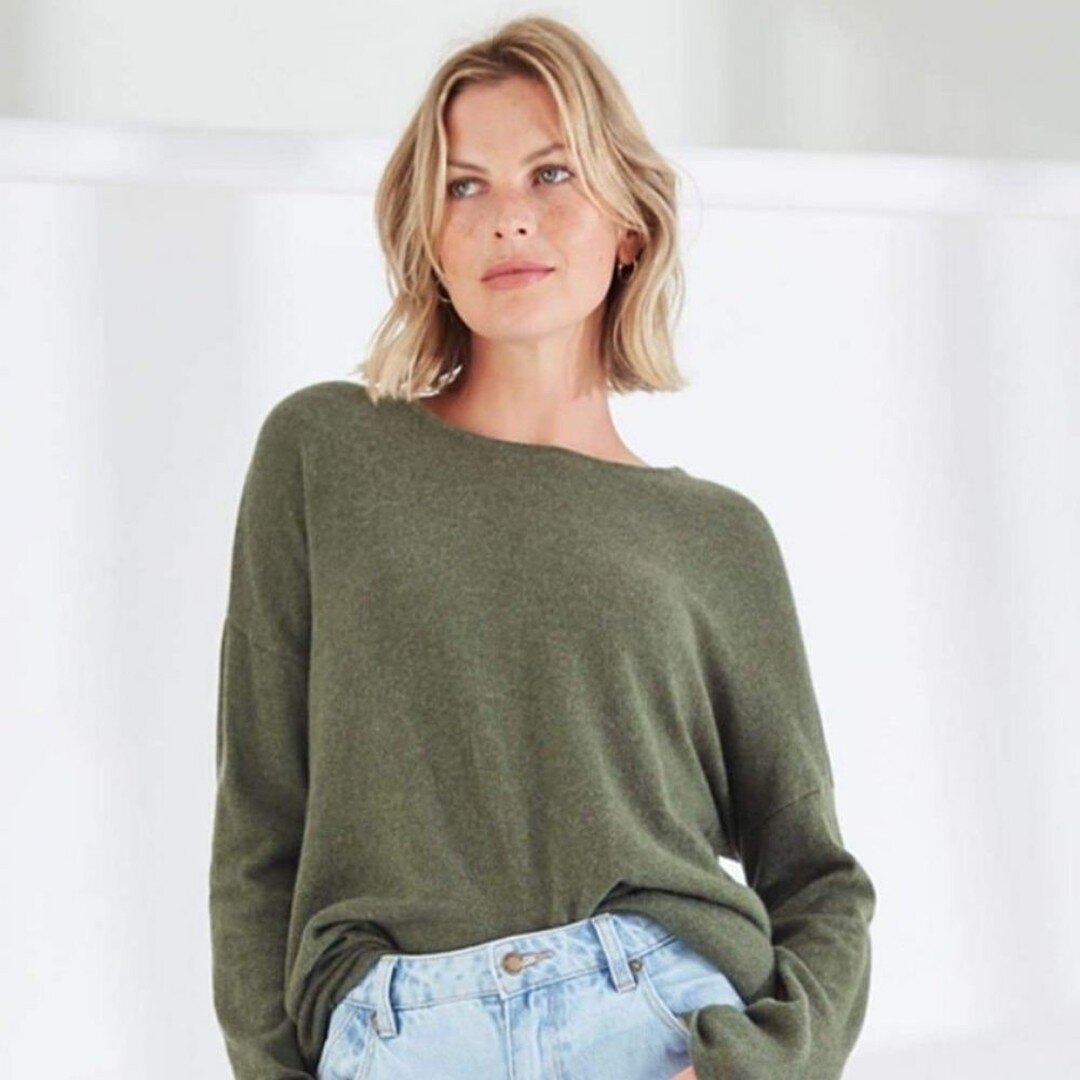 100% Mongolian cashmere. 

Our favourite Scoop Neck sweater has a unique rounded shape curving to the front and scooping low at the back.

Team it with your favourite jeans or leggings this is a wardrobe essential!

🛒 Order online at https://www.sno