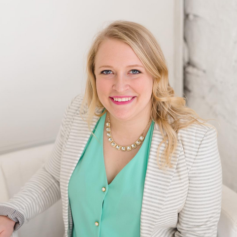 Caitlin Abshier headshot