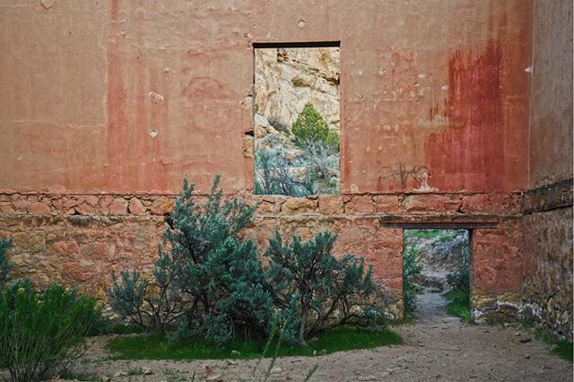 Ghost town interior, Sego Canyon, Utah

#rsa_mextures #royalsnappingartists #agameoftones #shotoniphone #werutah #whereveryougo #deuter #youtah  #nextstopnature #optoutside #letscamp #run_spotlight #myoros #earthfocus #discovernature #augenblickberg 