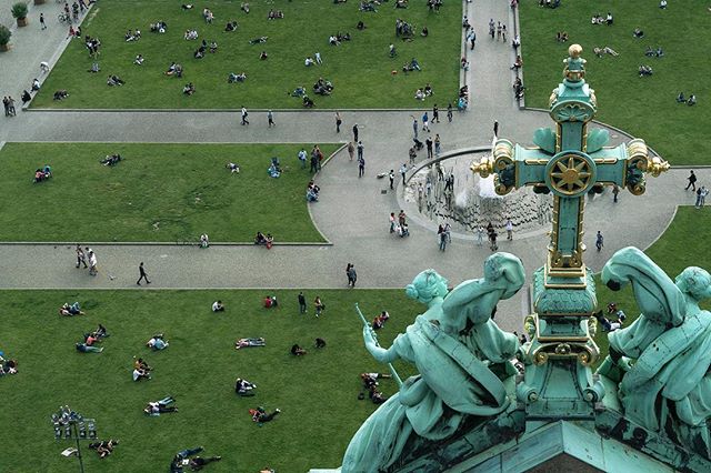 Berliner Dom. Ist doch cool wenn man sein eigenes &ldquo;Where&rsquo;s Waldo?&rdquo; Foto machen kann! Schau ob du jemand mit einem r&ouml;ter Rucksack 🎒 und einem heller blau Hemd finden kann. Dann Gr&uuml;&szlig;e Doris - eine Freundin von mir! Me