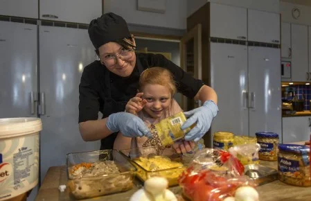 Sofia Nilsson får hjälp av Selma att laga kvällens husmiddag.