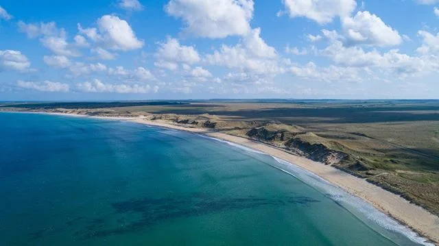 Dunnet Bay, Caithness, April 2019.⠀
⠀
Stretching for over 2 miles, the bay is fairly sheltered from the elements and offers great opportunities to sunbathe, paddle, swim and indulge in other beach sports. ⠀
⠀
#Caithness #VisitScotland #DunnetBay #Nor