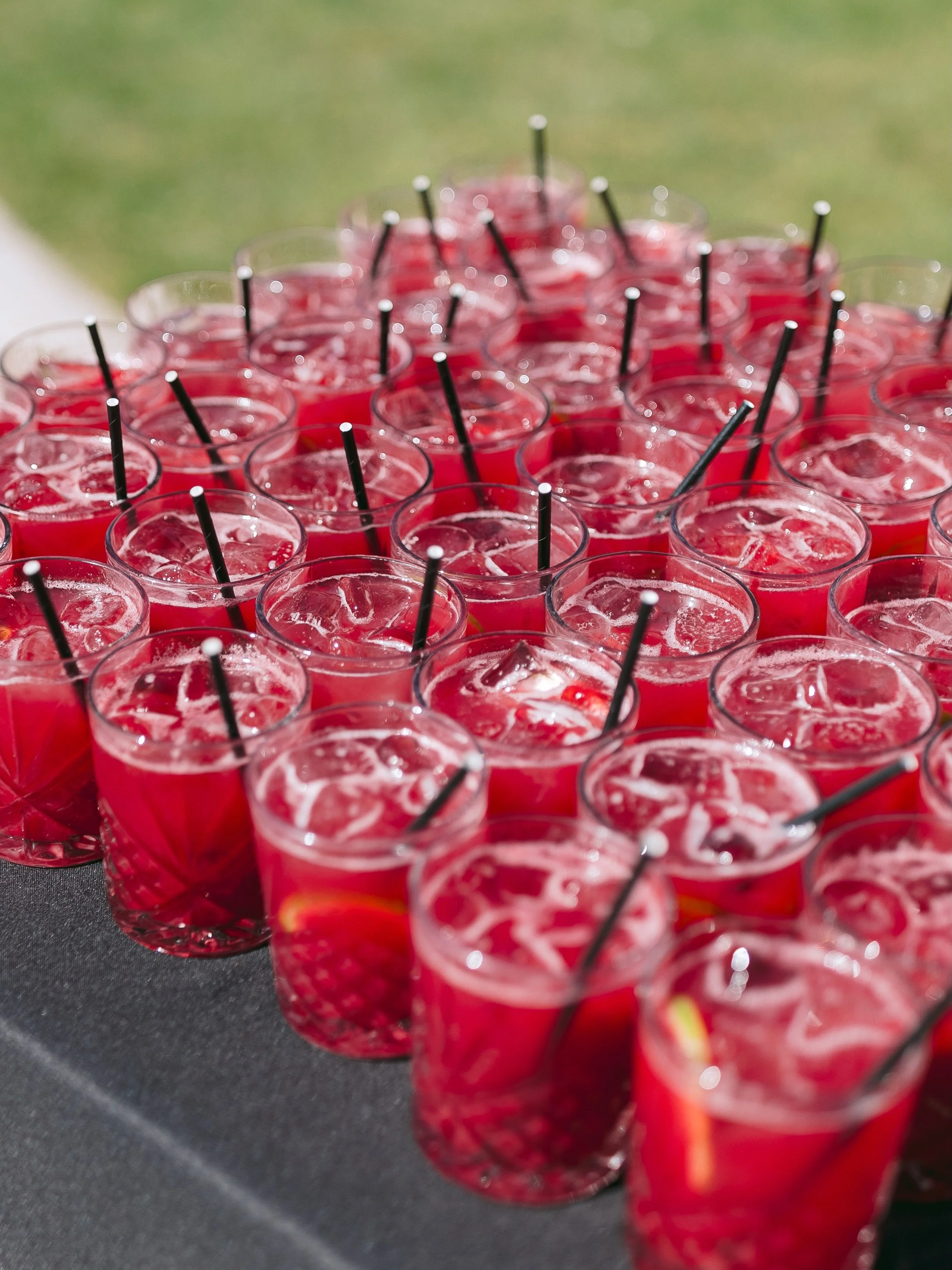 An alfresco cocktail hour, a little summer sun and the pink house setting the scene 🥂

From Sarah &amp; James&rsquo; day, by @photographyby_ciara. 

#boynehillhouse #drinksreception