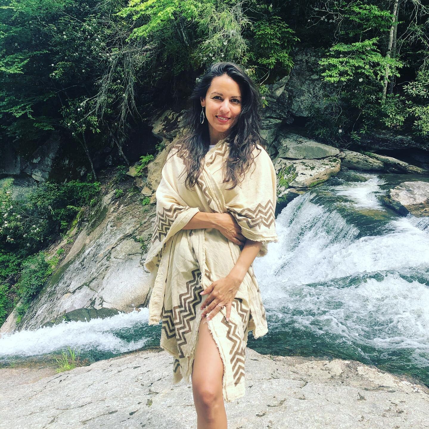 There is nothing like connecting with nature to get grounded and rebalanced. Wish i lived closer to such a bountiful area of natural beauty 🌿🌸🦋💕 #aryaclothing #supportslowfashion #connectwithnature #gowithinorgowithout #bethelight #kusicosmopolit