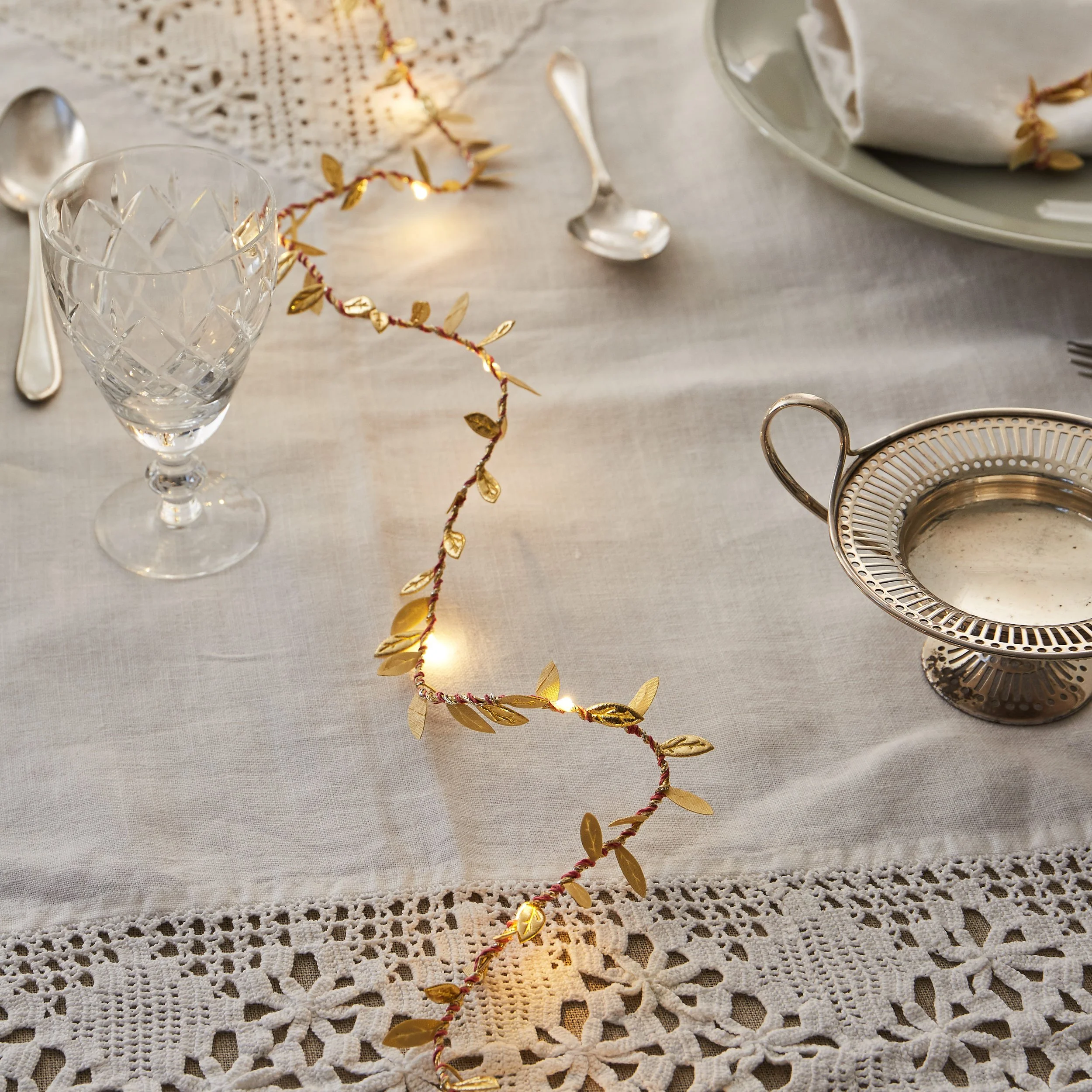 MelaniePorter_Gold leaf wedding table1.jpg