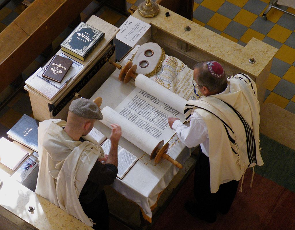 Reading of the Torah, Aish Synagogue, Tel Aviv, Israel by Roy Lindman ( source )